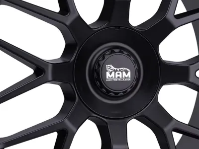 MAM GT1 Matt Black Lip Polish – Nahaufnahme Felgenmitte mit Nabendeckel