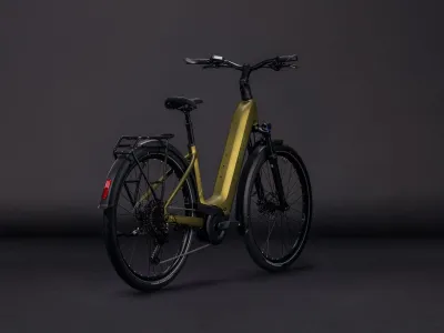 Cube Touring Hybrid Pro 800 in goldenlime´n´black (Goldgrün/Schwarz) – 3/4-Ansicht hinten, Tiefeinsteiger (Easy Entry)