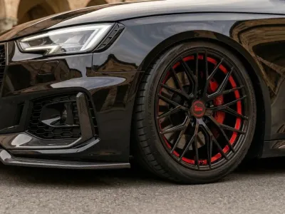 MAM RS4 Black Painted Red Inside – Vorderrad am Audi RS 4 Avant
