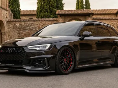 MAM RS4 Black Painted Red Inside – Montiert am Audi RS 4 Avant, 3/4-Ansicht vorne