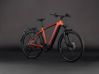 Cube Nuride Hybrid Pro 800 in chilli´n´black (Orangerot/Schwarz) – 3/4-Ansicht vorne, Diamant