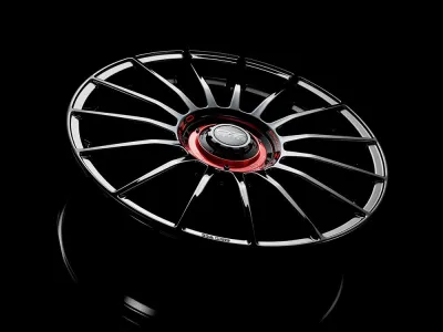 OZ Racing Superturismo Evoluzione Gloss Black + Red Lettering – Studioaufnahme auf schwarzem Grund