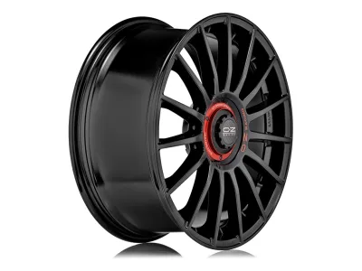 OZ Racing Superturismo Evoluzione Gloss Black + Red Lettering – Schrägansicht mit Felgenbett