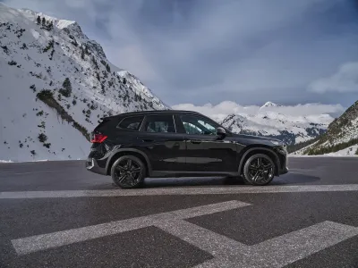 Dezent KG black – Montiert am BMW iX1, Seitenansicht