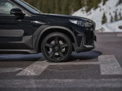 Dezent KG black – Montiert am BMW iX1, Nahaufnahme