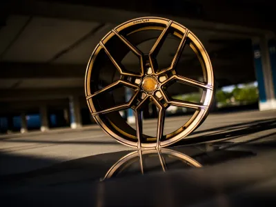 Concaver CVR5 Brushed Bronze – Felge frontal im Parkhaus