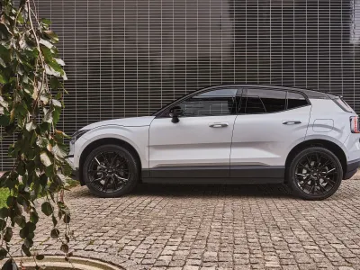 AEZ Toronto black – Montiert am Volvo EX30, Seitenansicht
