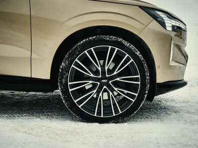 AEZ Seattle dark – Montiert an einem SUV im Schnee, Radansicht