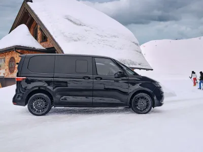Dezent KE black – Montiert am VW T7 Multivan, Seitenansicht