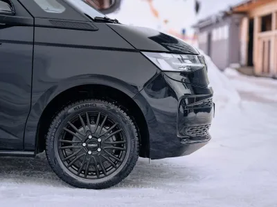 Dezent KE black – Montiert am VW T7 Multivan, Nahaufnahme