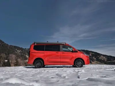 Dezent KH black – Montiert am Ford Transit Custom Nugget, Seitenansicht