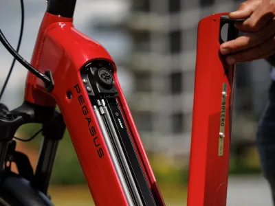 Pegasus Solero EVO 10 in pure red metallic (Rot metallic) – Unterrohr mit geöffnetem Akkufach (Bosch PowerTube), Wave-Tiefeinsteiger