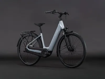Cube Supreme Hybrid Comfort ONE 600 in foggrey´n´reflex (Hellgrau) – 3/4-Ansicht vorne im Studio