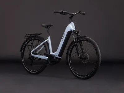 Cube Touring Hybrid ONE 600 in glacier´n´reflex (Eisblau) – 3/4-Ansicht vorne, Tiefeinsteiger (Easy Entry)