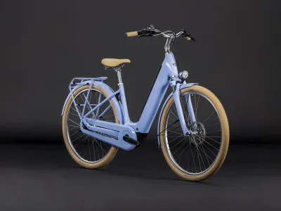 Cube Aruba Hybrid 600 in blueblossom´n´creme (Pastellblau/Creme) – 3/4-Ansicht vorne im Studio