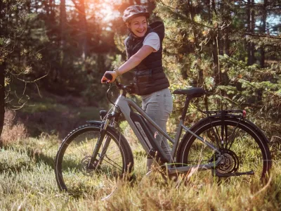 Fischer Terra 2.2 Active in Smoke grey matt (Grau matt) – Pause im Wald, Ansicht von links
