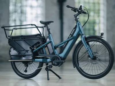 Cube Longtail Hybrid Family 800 in royalgreen´n´black (Petrolgrün/Schwarz) – 3/4-Ansicht vorne rechts in einer Halle