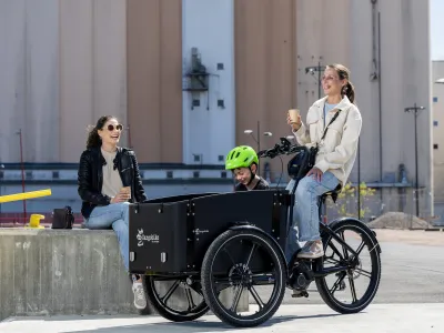 Cargobike of Sweden DeLight in Schwarz – Unterwegs mit Kind in der Transportbox